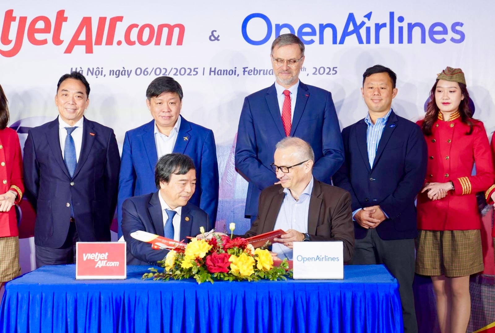 Vietjet_Vice_President_Nguyen_Duc_Thinh_left_and_CEO_of_OpenAirlines (2)