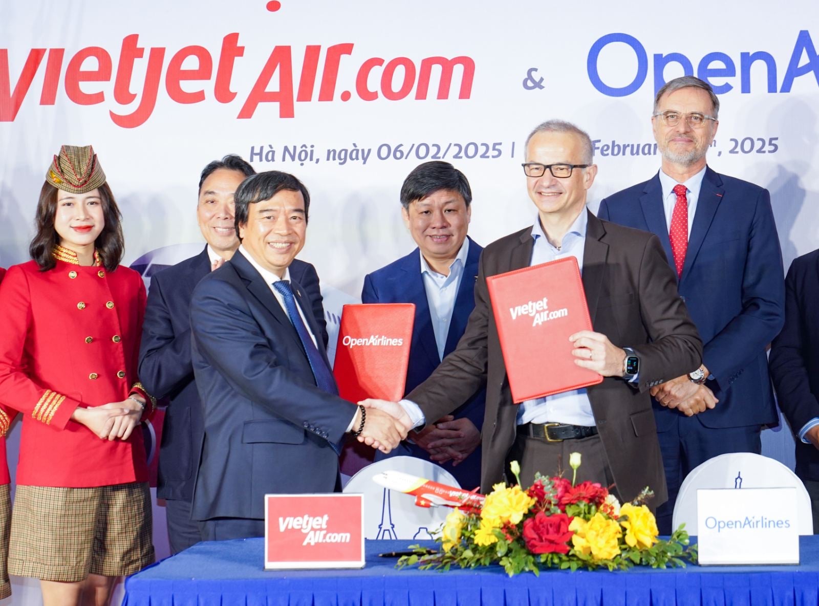 Vietjet_Vice_President_Nguyen_Duc_Thinh_left_and_CEO_of_OpenAirlines (3)