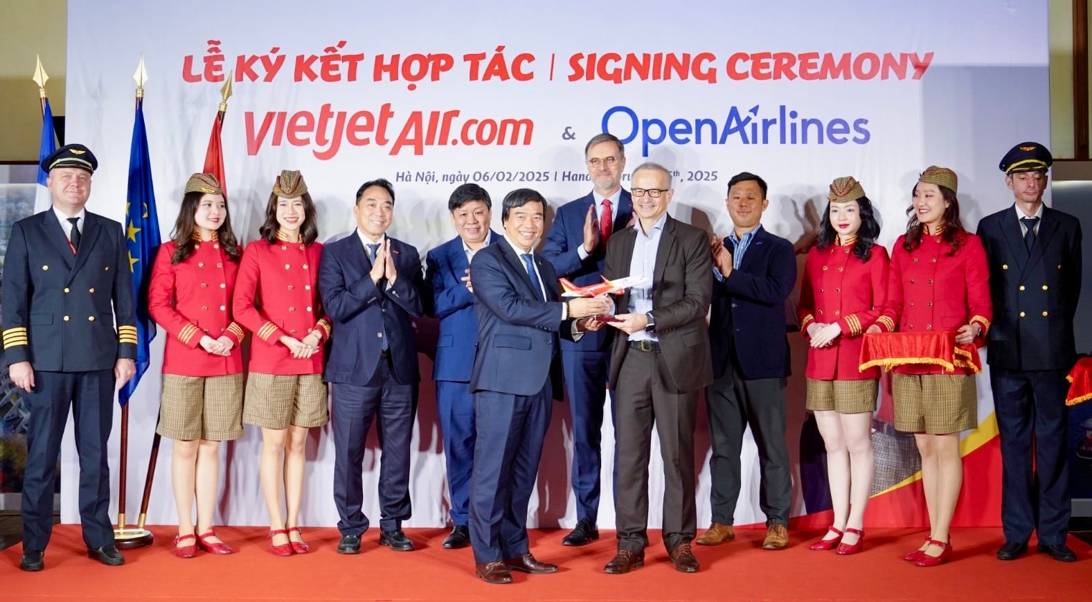 Vietjet_Vice_President_Nguyen_Duc_Thinh_left_and_CEO_of_OpenAirlines (4)