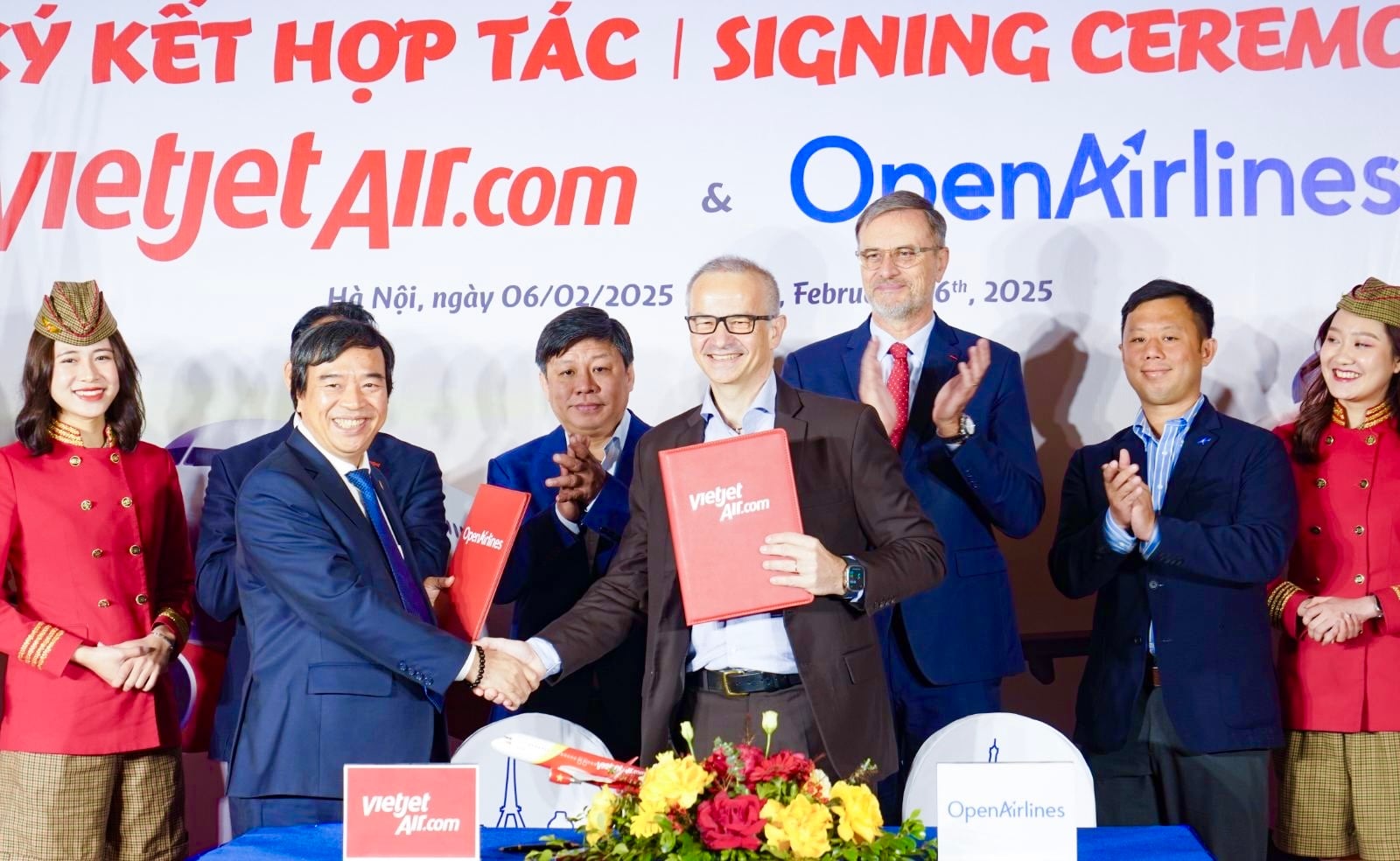 Vietjet_Vice_President_Nguyen_Duc_Thinh_left_and_CEO_of_OpenAirlines (5)