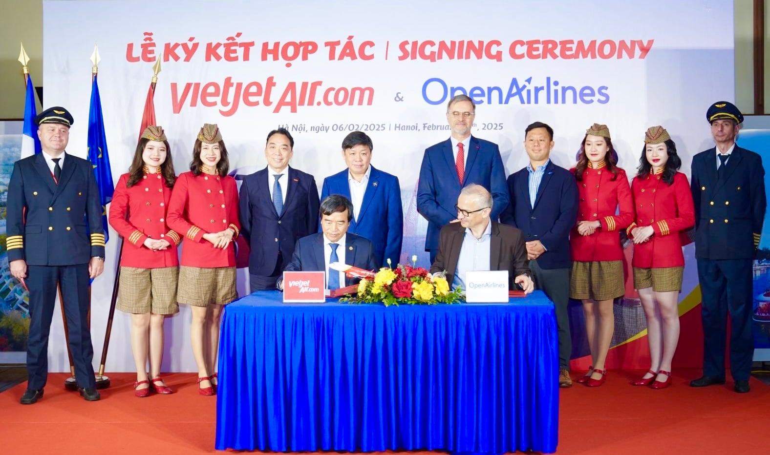 Vietjet_Vice_President_Nguyen_Duc_Thinh_left_and_CEO_of_OpenAirlines