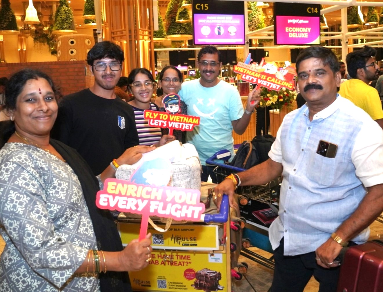Passengers_celebrate_the_10th_route_connecting_Vietnam_and_India