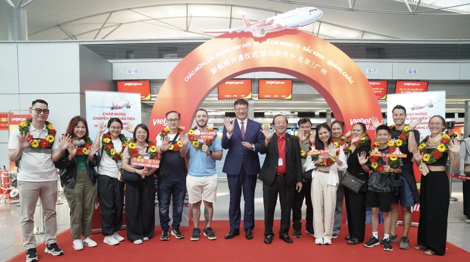 Consul_General_of_China_in_Ho_Chi_Minh_City_Wei_Huaxiang_blue_suit (2)