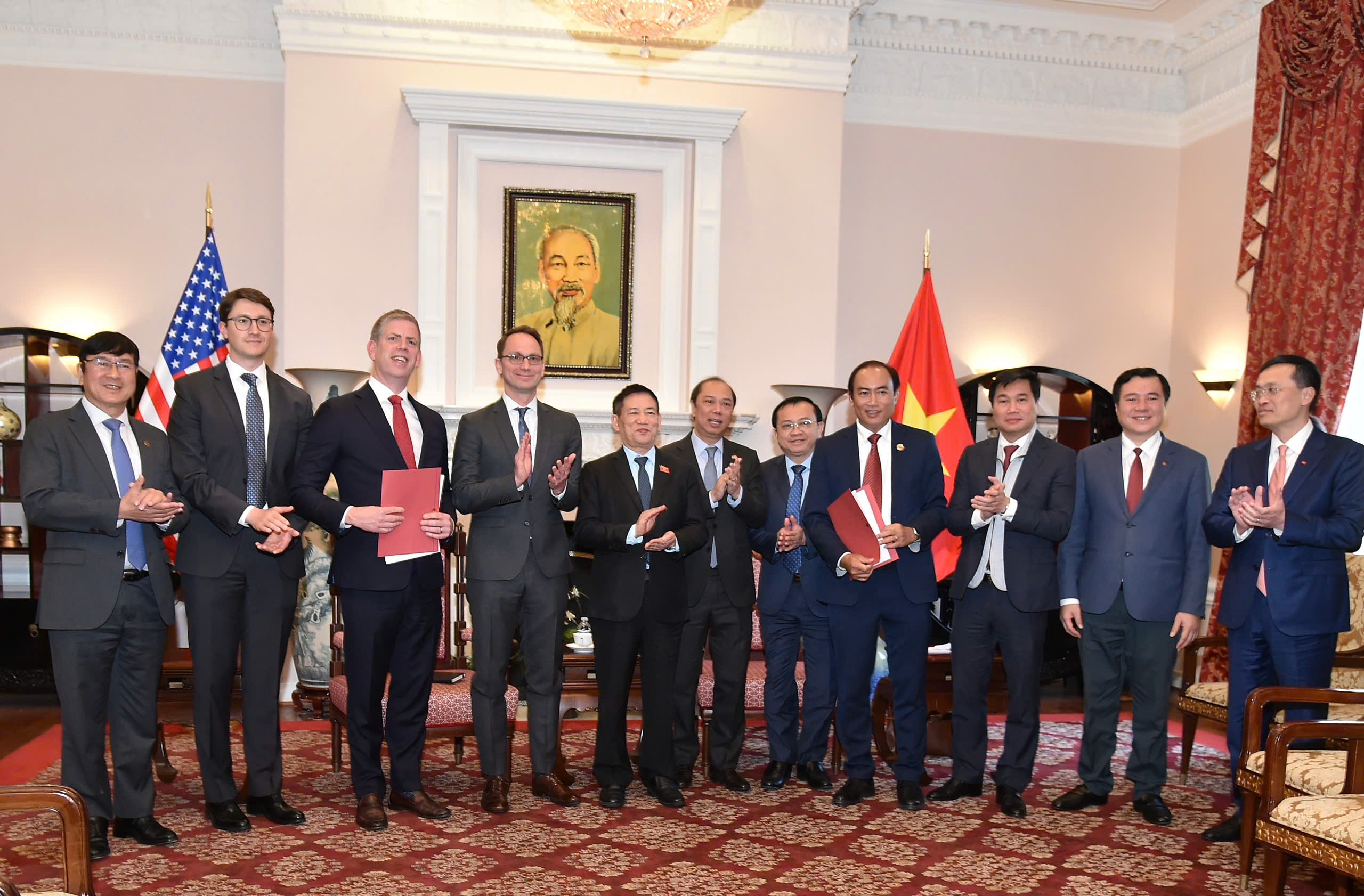 The_signing_ceremony_takes_place_in_the_presence_of_Vietnam’s_Deputy (2)