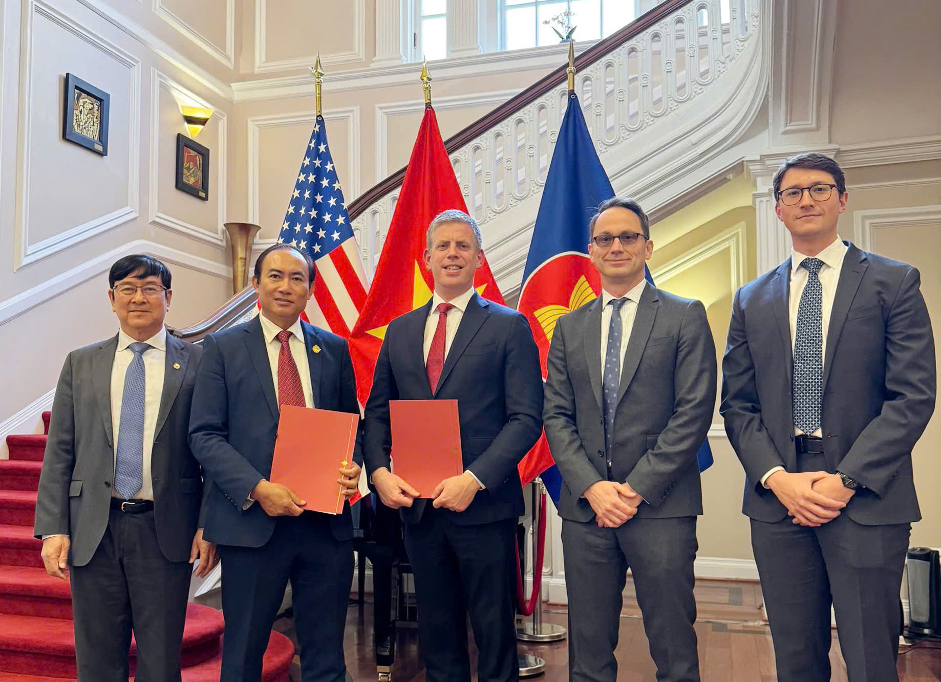 Vietjet_Vice_President_To_Viet_Thang_left_and_AV_AirFinance_CEO (2)