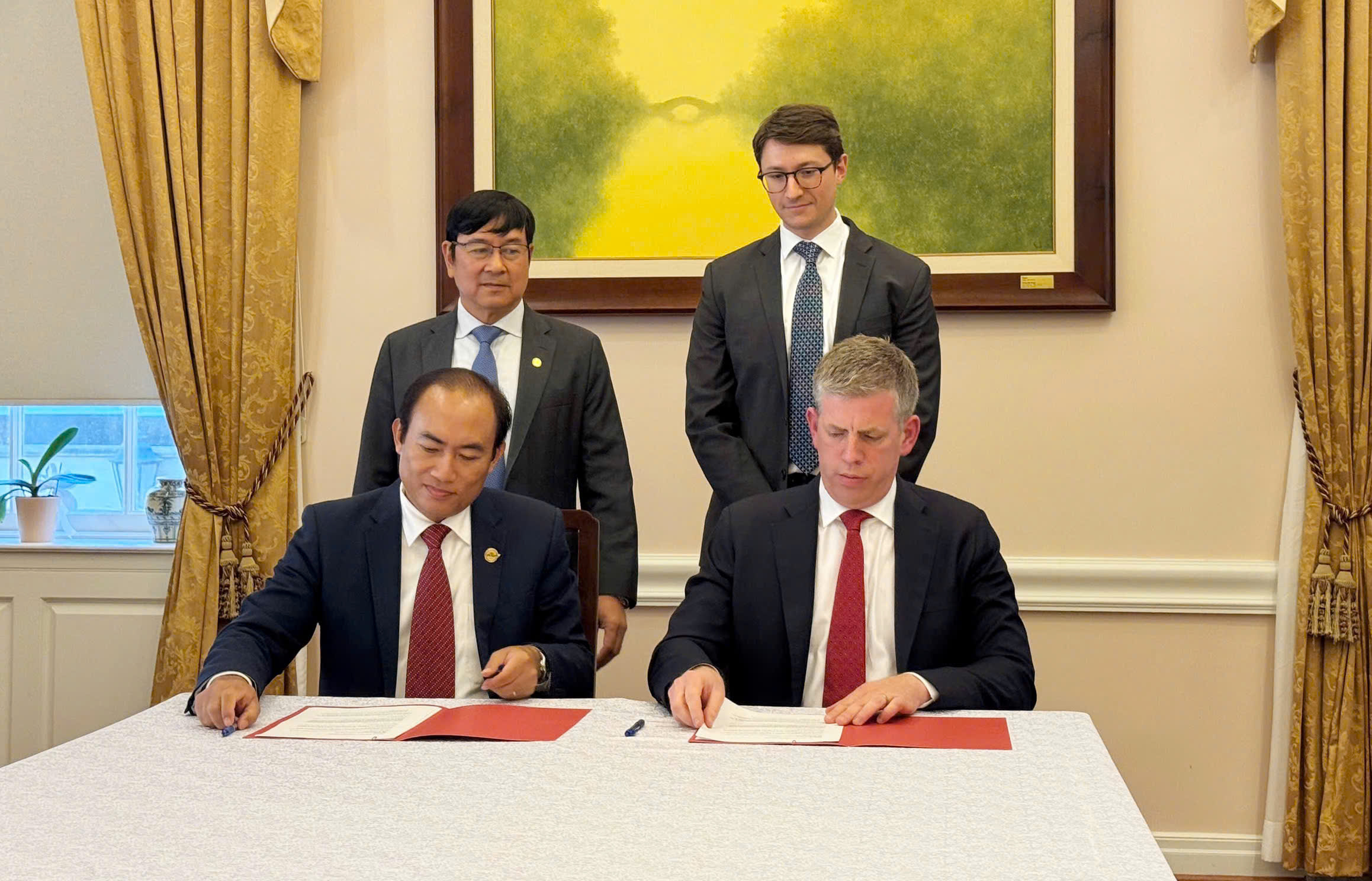 Vietjet_Vice_President_To_Viet_Thang_left_and_AV_AirFinance_CEO (3)