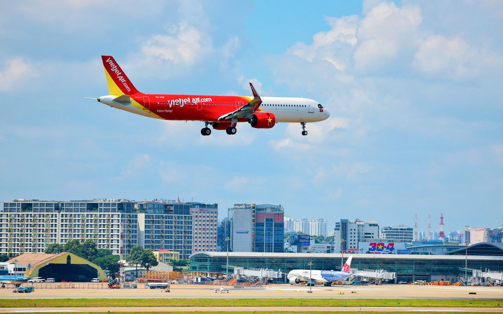 Vietjet's_new_Airbus_A321neo_ACF_aircraft_lands_at_Tan_Son_Nhat